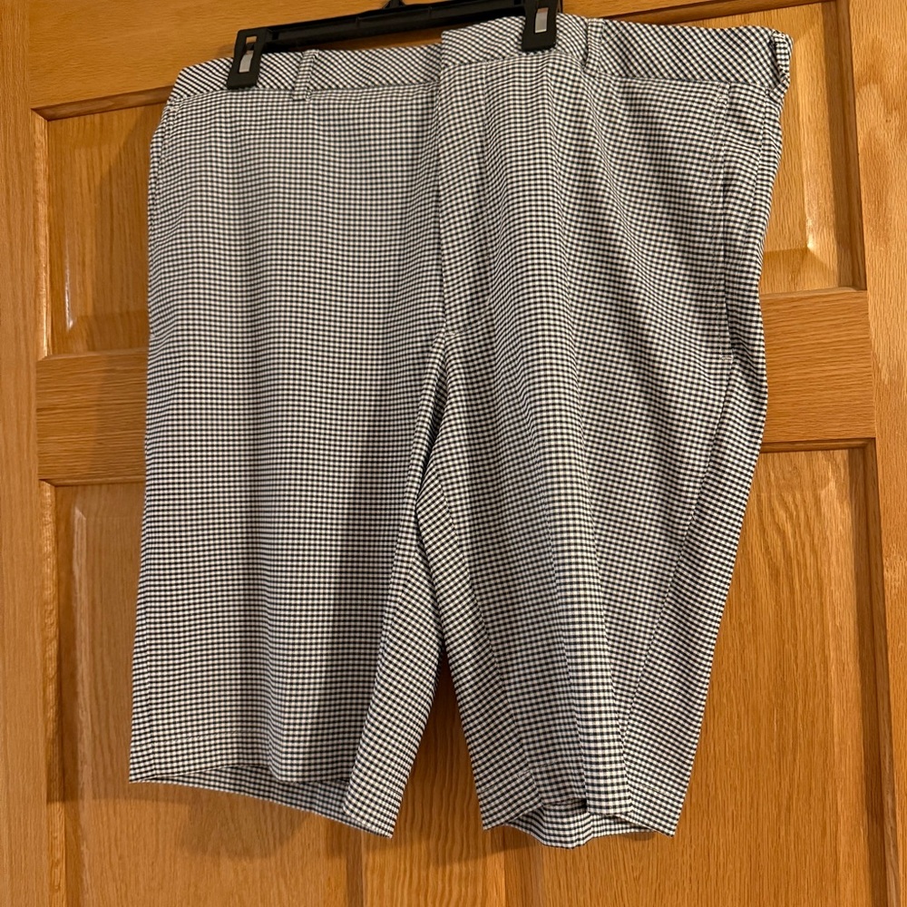 Walter Hagen men’s size 36 golf shorts black and white checked print